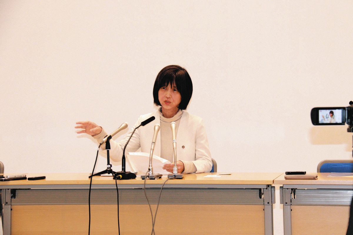 会見で説明する「つばさの党」代表代理の外山麻貴氏