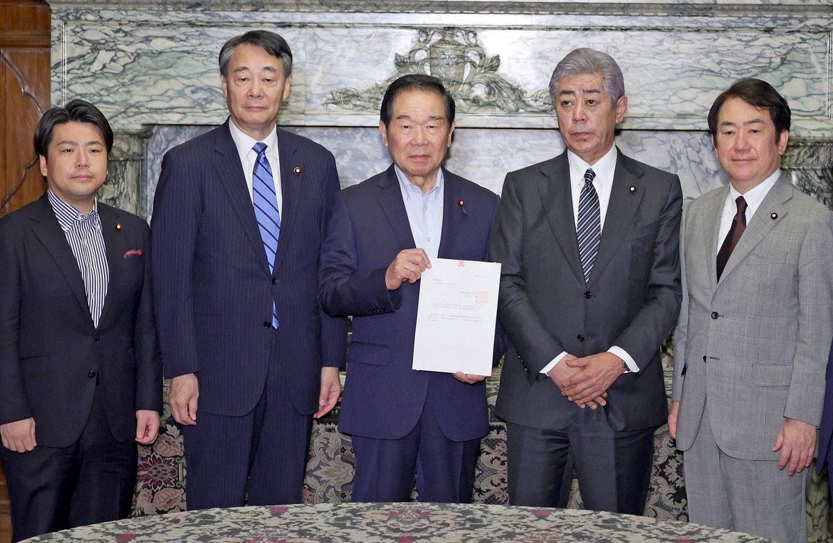 衆院情報監視審査会の岩屋毅会長（右から2人目）から防衛省における情報保全体制改善の勧告書を受け取る額賀衆院議長㊥＝17日、国会で