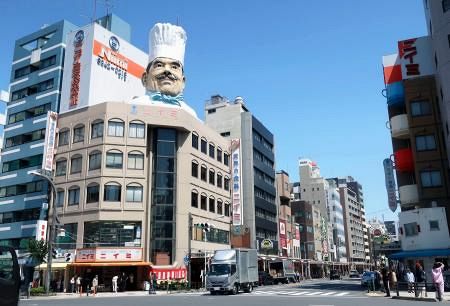 かっぱ橋道具街のランドマーク、ニイミ洋食器店の巨大なシェフ像＝東京都台東区