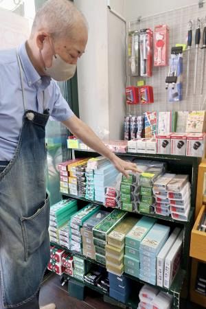 砥石について説明するかまた刃研社の鎌田晴一さん＝東京都台東区