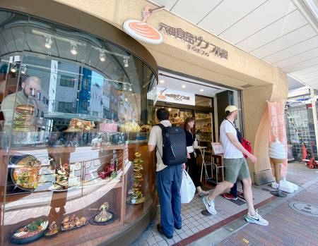 訪日客らでにぎわう元祖食品サンプル屋＝東京都台東区