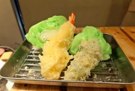 記者が制作体験した天ぷらとレタスの食品サンプル＝東京都台東区