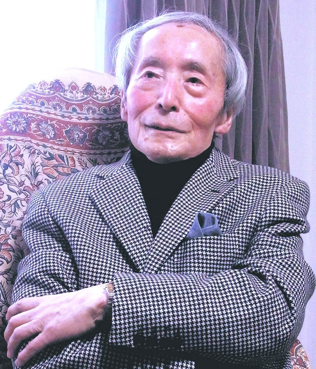 「戦後憲法史と並走して」を刊行した樋口陽一さん＝3月5日、仙台市片平の書斎で