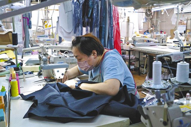 ガウンの種 を育てて コロナ禍で医療用が不足 杉並の縫製会社が全国の高校に生地 型紙届ける 東京新聞 Tokyo Web