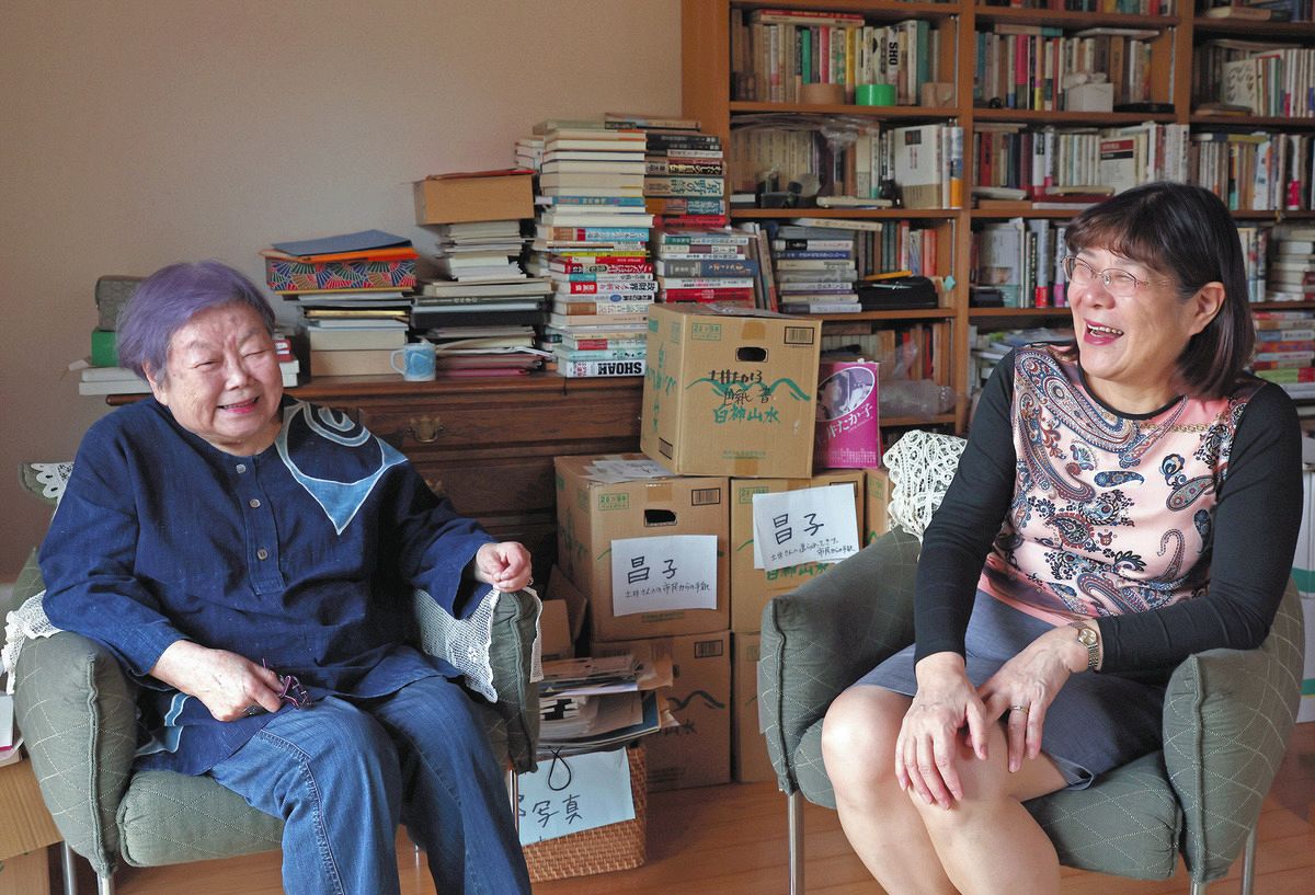 土井たか子氏との思い出を話す五島さん（左）と、坂本洋子さん