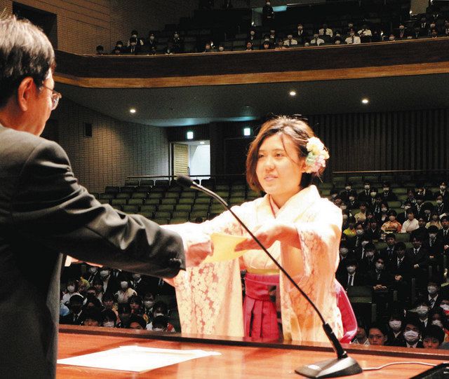 教育学類を代表して学位記を受け取る藤井杏里さん＝つくば市で 
