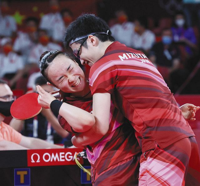 混合ダブルス決勝で中国組を破り、抱き合って喜ぶ金メダルの水谷隼（右）と伊藤美誠＝いずれも東京体育館で