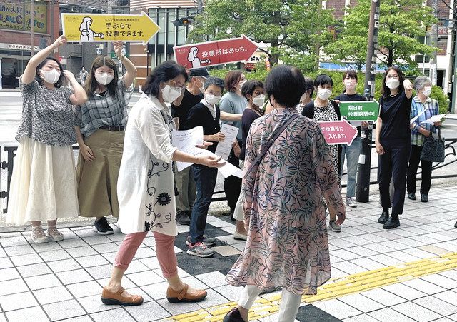 投票を呼び掛ける憲法カフェの参加者ら＝ＪＲ武蔵新城駅前で
