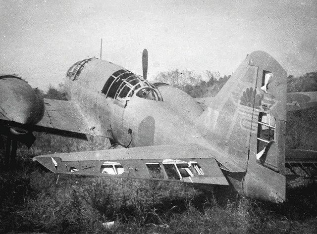 藤原洋さんが終戦直後に調布飛行場で撮影した「一〇〇式司令部偵察機」。垂直尾翼に「３７」と記されている（藤原さん提供）

