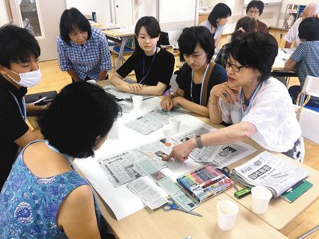 新聞記事を使って対話を楽しむ「すくすくかめっ子方面別交流会」の参加者たち＝いずれも横浜市神奈川区で