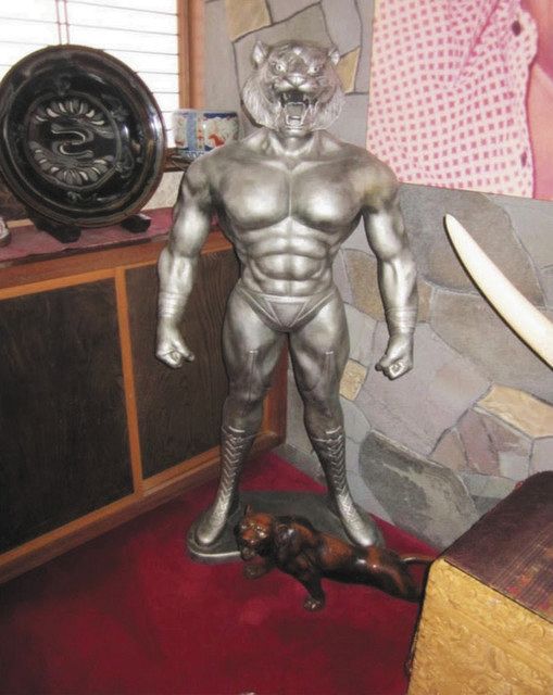 玄関のタイガーマスク像。生前は梶原の赤坂のマンションにあった
