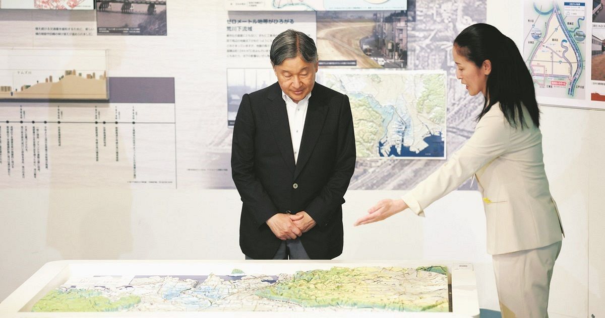 天皇陛下が船に乗って荒川の水門を視察 荒川知水資料館では避難訓練