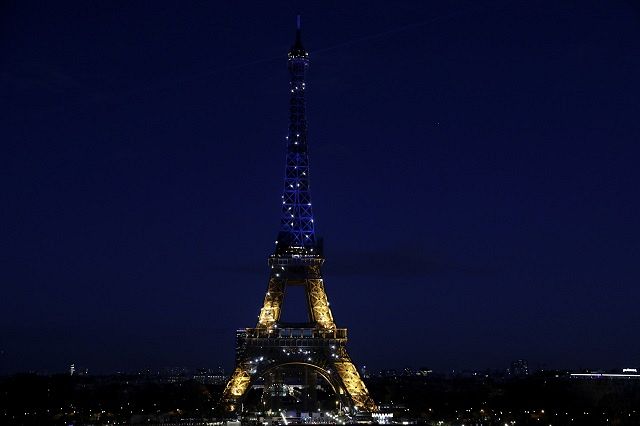 ウクライナに連帯 エッフェル塔など欧州名所が次々と国旗色に 東京新聞 Tokyo Web