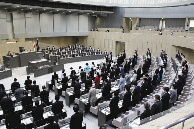 ７日の採決、知事の専決処分は起立多数で承認された＝東京都議会議事堂で