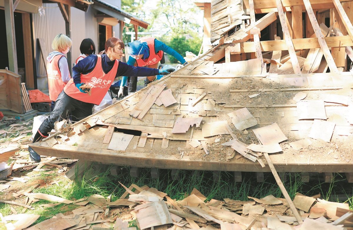 倒壊した建物を片付けるボランティア＝石川県輪島市で