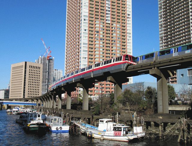 空港から高層ビル、運河まで変化に富む東京モノレール＝港区芝浦で
