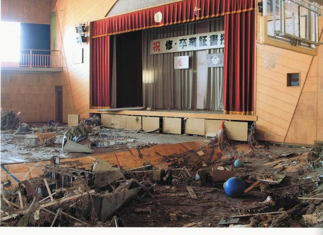 震災２カ月後の請戸小学校体育館。震災当時、卒業式の準備が行われていた。床は大きく段差ができ、津波で泥だらけになっている＝２０１１年５月、福島県浪江町で（陸上自衛隊提供）
