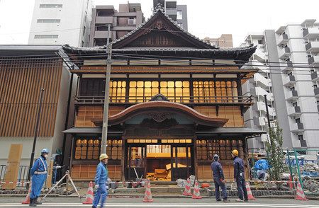 来年４月のオープンに向けて改修工事が行われている見番だった建物＝１９日午前、東京都港区で