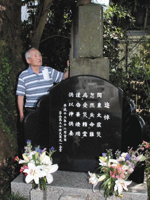 姜さんの墓（上部）を守り続けてきた高橋隆亮さん。下の追悼碑はサッカー日韓Ｗ杯のころ、当時の住職が日韓親善を願い整備したという＝さいたま市見沼区の常泉寺で
