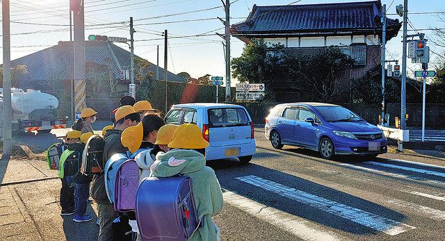 干潟郵便局前の歩車分離式の信号交差点。地元住民はドライバーの運転マナー次第で危険性が高まると指摘する＝旭市清和で 