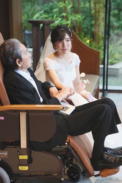 結婚式の合間に父親の孝男さん（左）の手を握る新婦の美佳さん