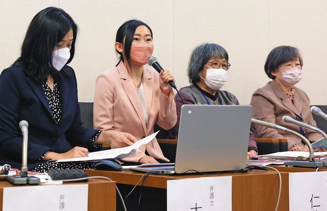 弁護団らと記者会見するColaboの仁藤夢乃代表（左から2人目）