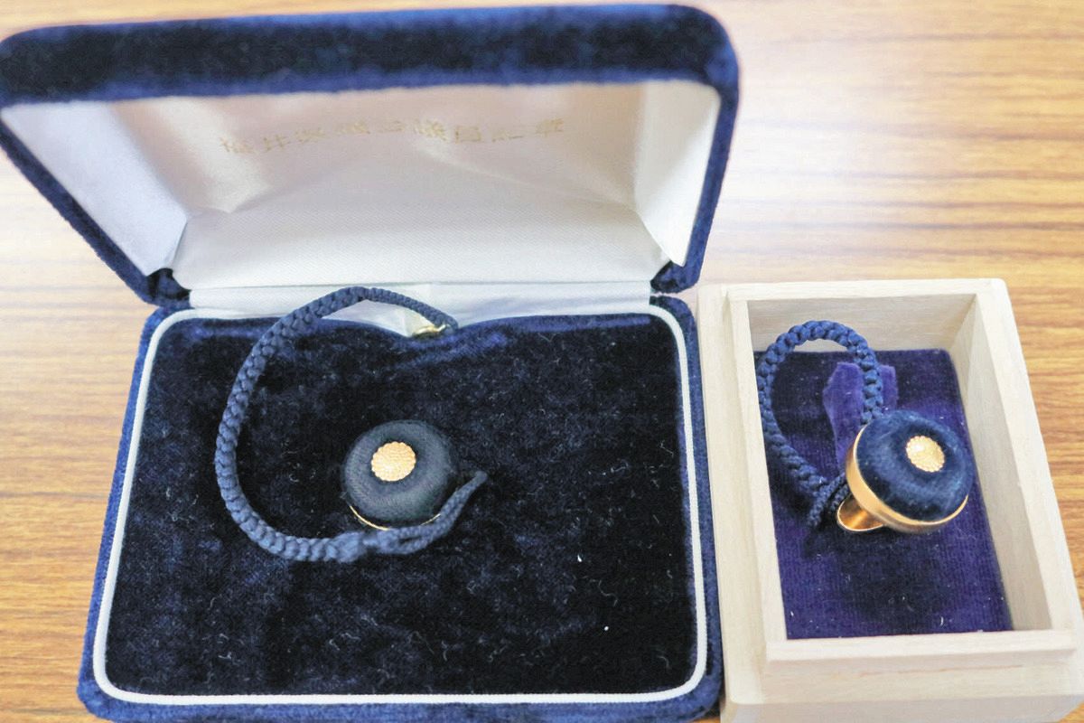 やめた議員のバッジが戻ってこない！その値段は？ 引退、落選…それでも