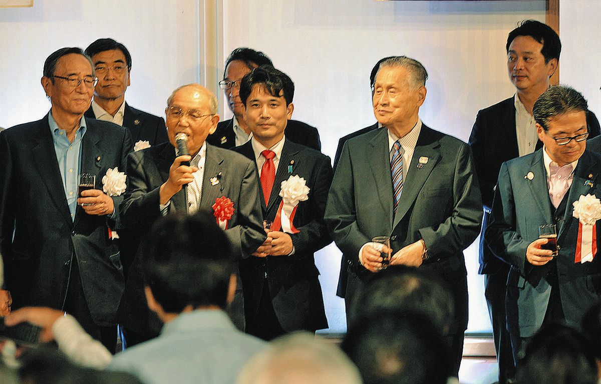 世耕弘成経済産業相（前列右）と並んで立つ森喜朗元首相（同右から2人目）