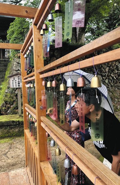 涼やか音色に平穏願い 佐野の唐沢山神社で「風鈴参道」はじまる 日光二