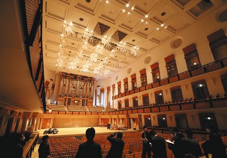 耐震補強工事を終えたミューズの大ホール。奥が日本最大級のパイプオルガン＝２４日、所沢市で
