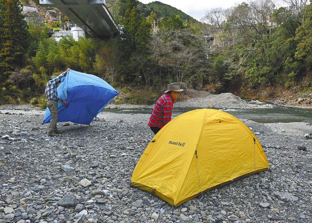 川の増水に備え、テントは水辺から離れた小高い平地に張る