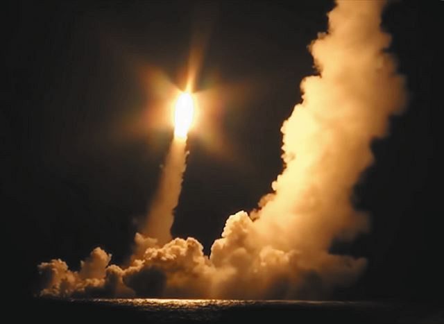 ２０２０年１２月、オホーツク海でウラジーミル・モノマフから実験発射される弾道ミサイル＝ロシア国防省提供