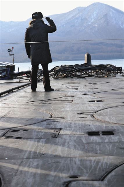 原潜ウラジーミル・モノマフの艦上に並ぶ弾道ミサイルの発射口
