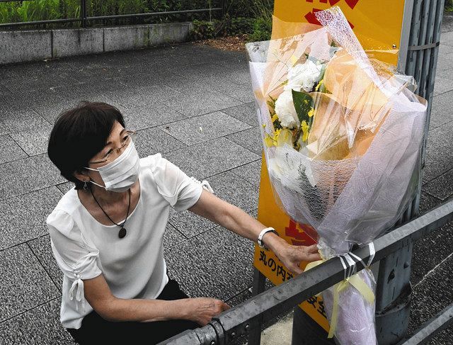 半年ぶりに、綾乃さんが亡くなった現場そばに花を供えた森田和子さん ＝３日、東京都千代田区の祝田橋交差点で
