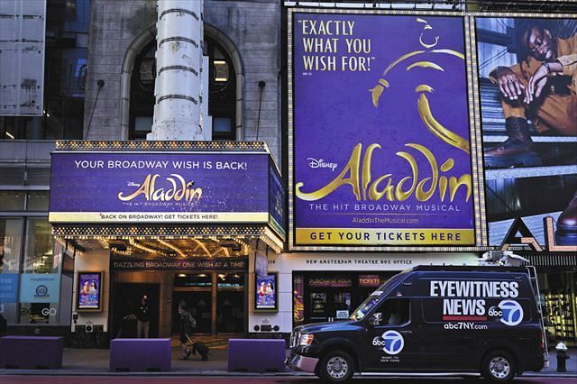 公演関係者の新型コロナウイルス感染判明でミュージカル「アラジン」の上演が中止になった劇場＝３０日、米東部ニューヨーク市の劇場街ブロードウェーで（ＡＰ）