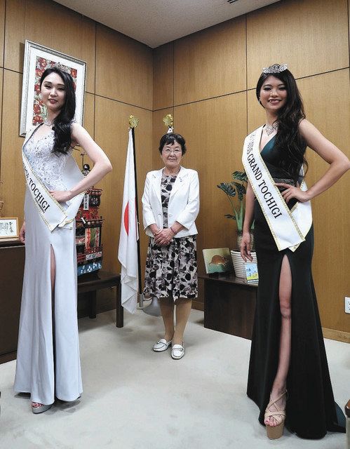 大川秀子市長（中央）を表敬訪問した秋葉千瑛さん（左）と船田成美さん＝栃木市役所で
