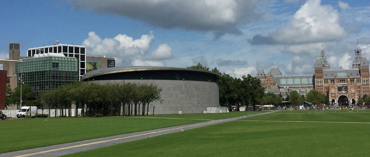 曲線状の新館が特徴的なゴッホ美術館。右奥はアムステルダム国立美術館（谷悠己撮影）