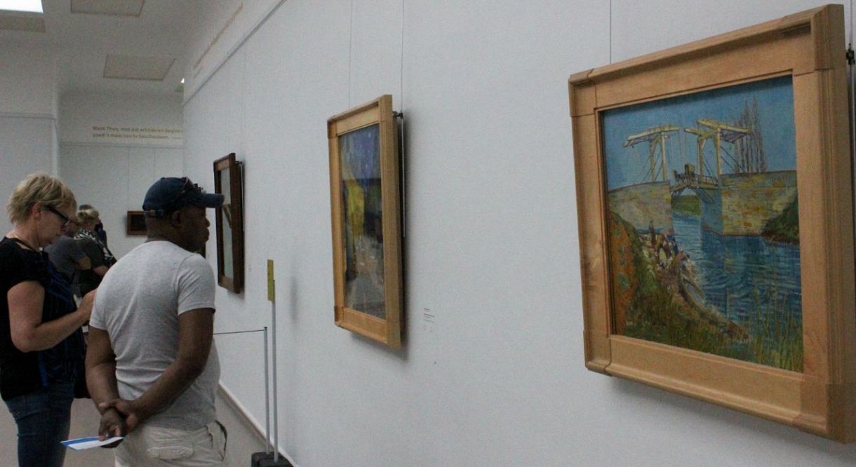 クレラー＝ミュラー美術館で、ゴッホ作品を鑑賞する人たち（谷悠己撮影）