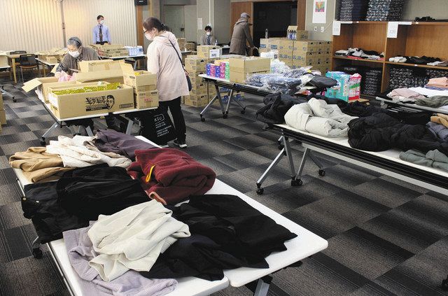 衣服などの支援物資が並んだ配布会の会場＝熱海市総合福祉センターで
