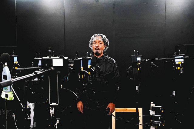 クラシック音楽公演運営推進協議会による合唱時の飛沫を測る実験で、透明のマウスガードを付けて歌う歌手（©2020 Kunihisa Tsukada）