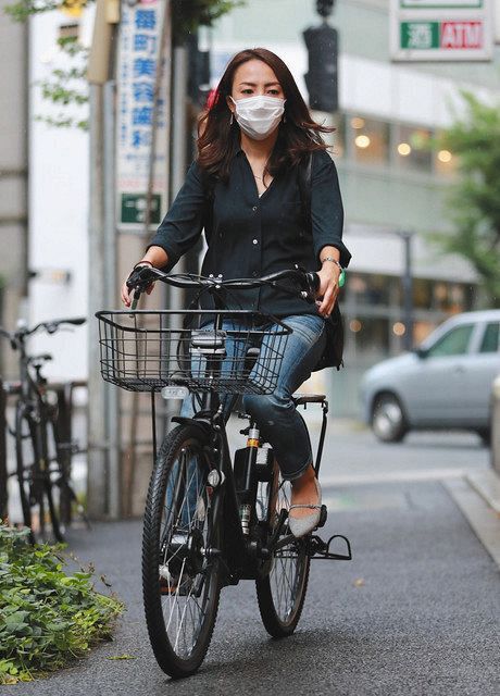 勤電車の密を避けるため会社が認めた自転車通勤をする寺田理恵子さん＝東京都内で