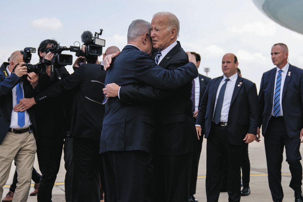 バイデン米大統領（右）と抱擁を交わすイスラエルのネタニヤフ首相＝18日、イスラエル中部テルアビブ（AP）