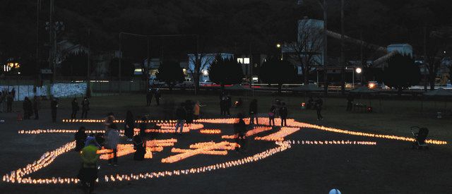 灯されたキャンドル。上部が富士山で下部が伊豆半島の形を表している（１．４秒間露光）＝伊豆市で
