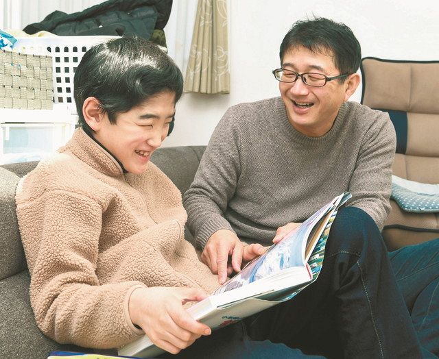 一人息子の歩夢君㊧の成長を見守る川辺伸晃さん。震災後は仕事と子育てを両立してきた