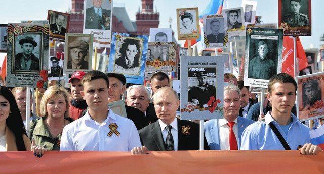 モスクワで２０１９年５月９日、ゲオルギーリボンを胸に付けて行進するプーチン大統領（中央）＝ロシア大統領府公式サイトから