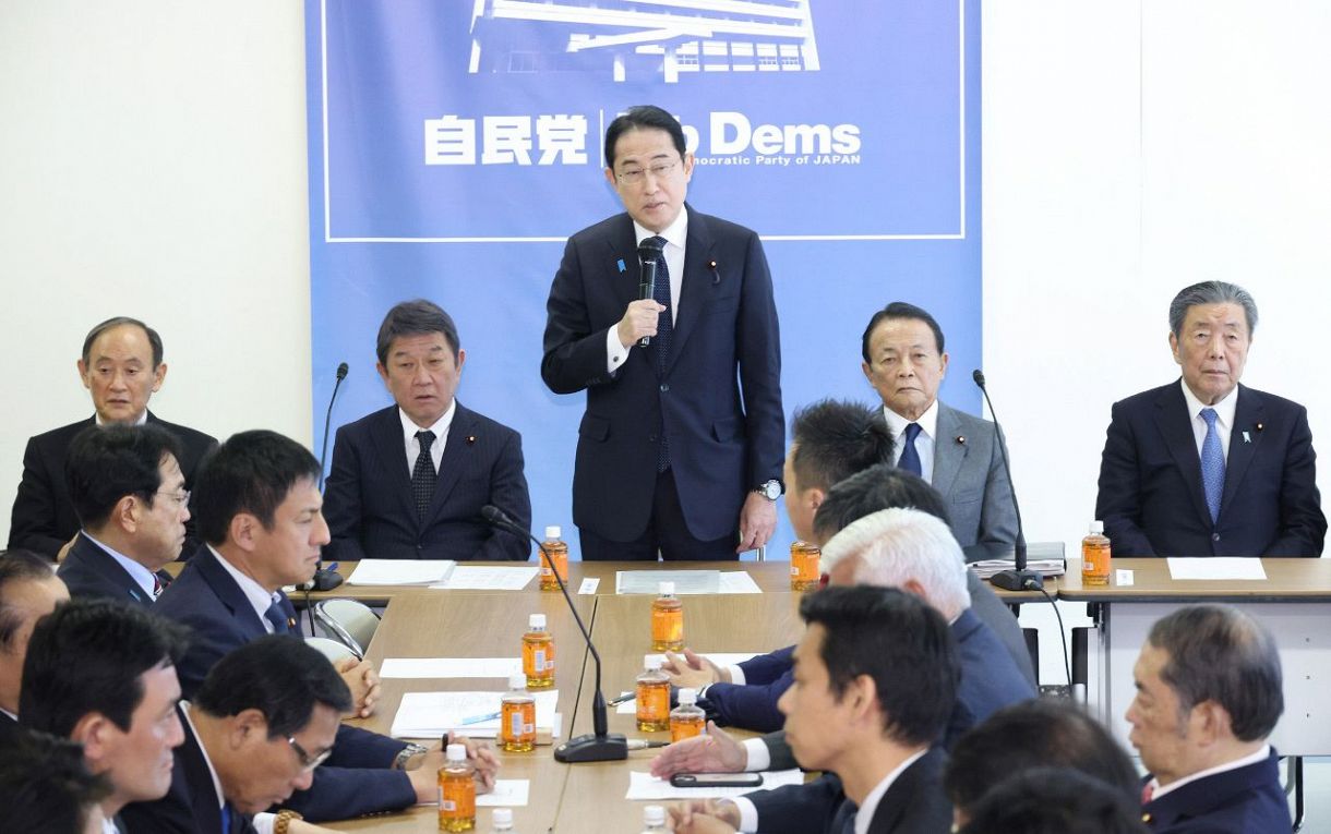 自民党「政治刷新本部」の会合であいさつする岸田首相（中央）＝1月16日、東京・永田町の自民党本部で 