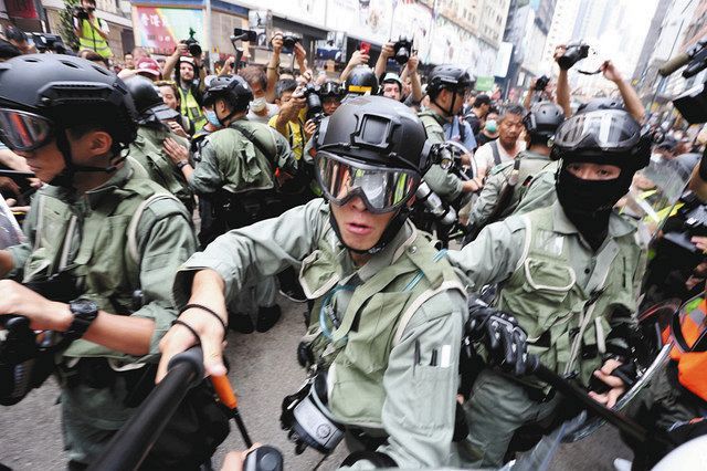 昨年９月、デモの参加者をペッパースプレーで威嚇する香港警察＝いずれも柴田のりよしさん撮影
