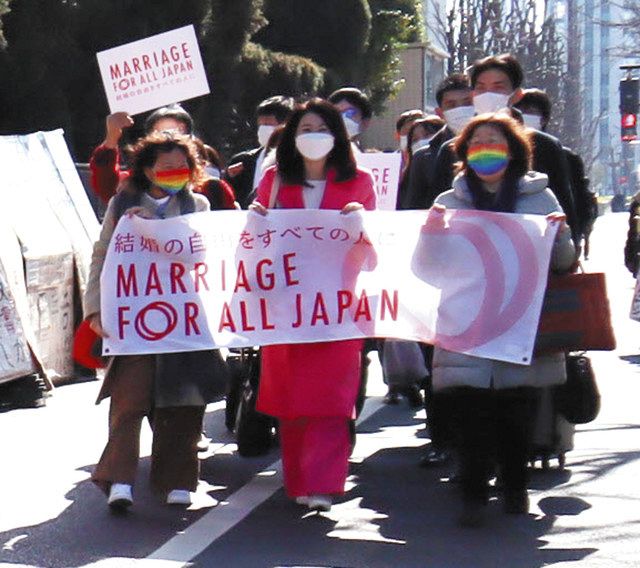 東京地裁に入る「同性婚訴訟」の原告ら＝９日、東京・霞が関で
