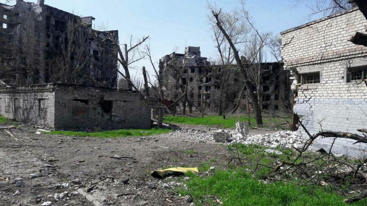 ウクライナ東部マリウポリで、避難所の地上部分にあった集合住宅。砲撃で破壊された＝ウラジミルさん提供