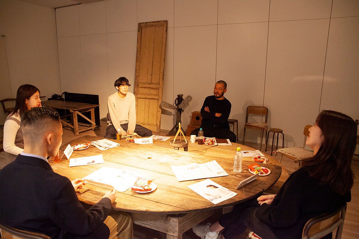 円卓を囲んで意見を語り合う学生たち。右から2人目は進行役の熊井さん＝いずれも東京都渋谷区で